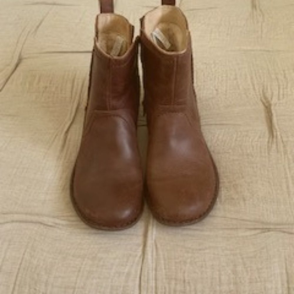 UGG Neevah Boots